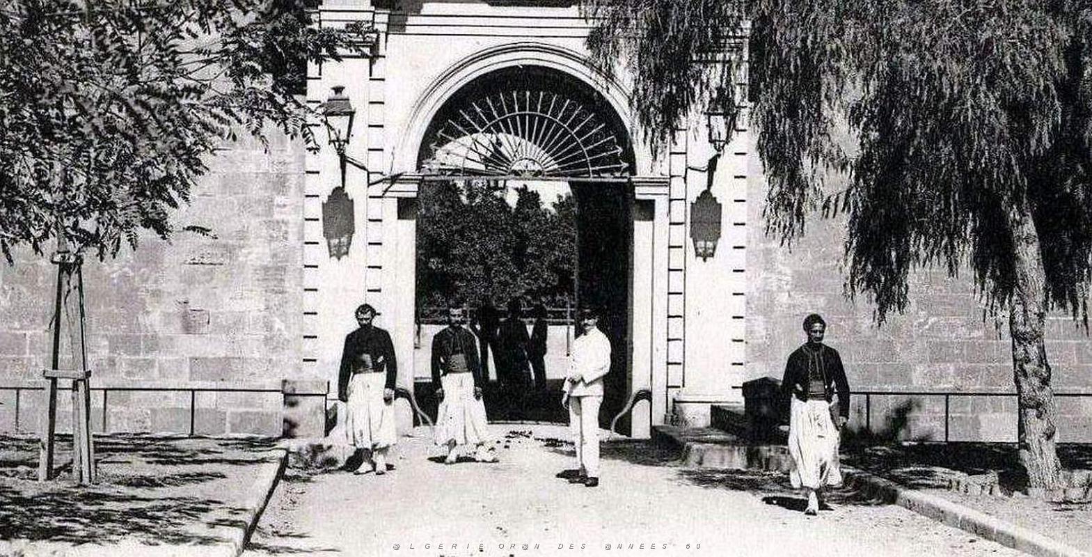 1629- Oran - Porte2 du Chateau-neuf.jpg